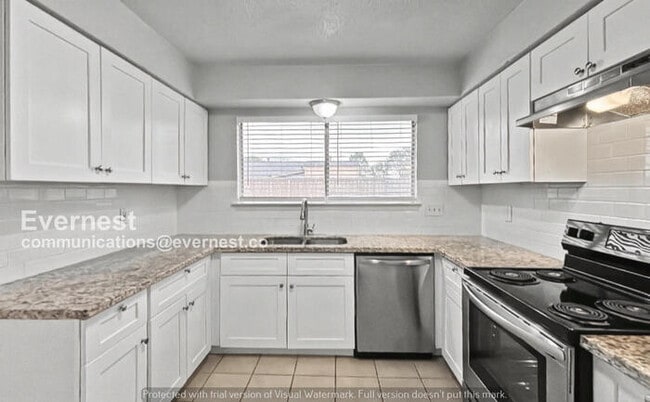 Building Photo - 3 Bed, 2 Bath Home with Garage and Fenced Yard / Pet-Friendly /Available Now!