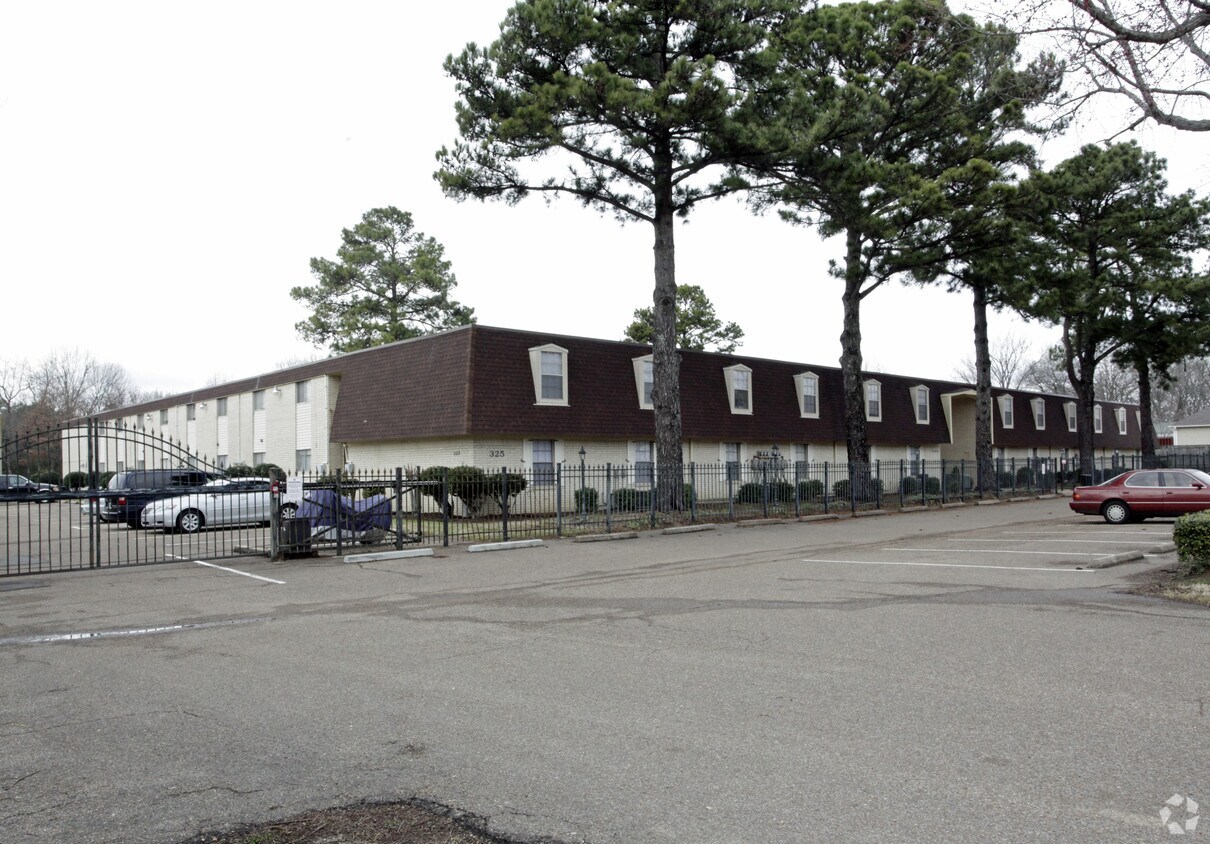 Courtyard Off the Square Apartments Collierville, TN