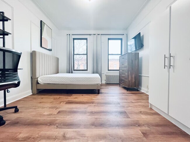 Building Photo - Furnished room/NOT APARTMENT