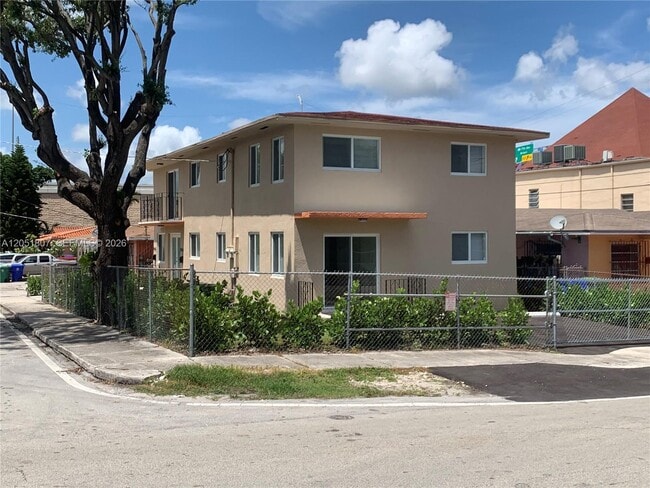 Building Photo - 901 NW 22nd Ct
