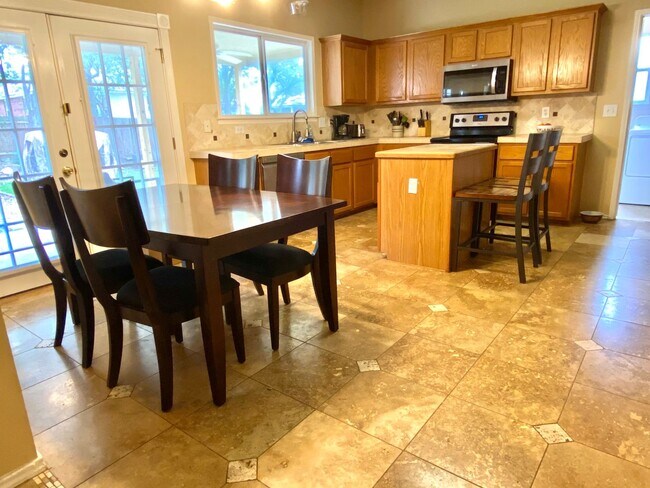 Foto del edificio - Beautiful 4 Bedroom Home in Gated Community!