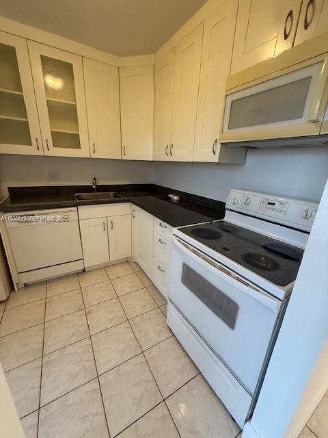 Building Photo - 3301 N Country Club Dr