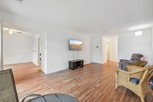 Building Photo - Check out this delightful 1 bed and 1 bath...