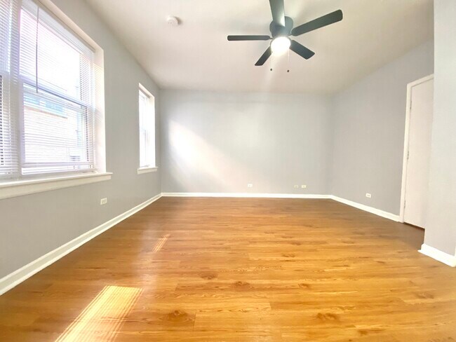 Foto del edificio - 4241 N Kenmore Ave