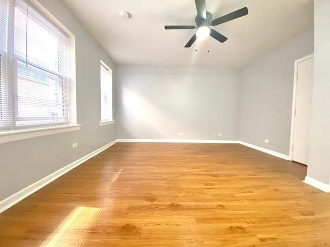 Building Photo - 4241 N Kenmore Ave