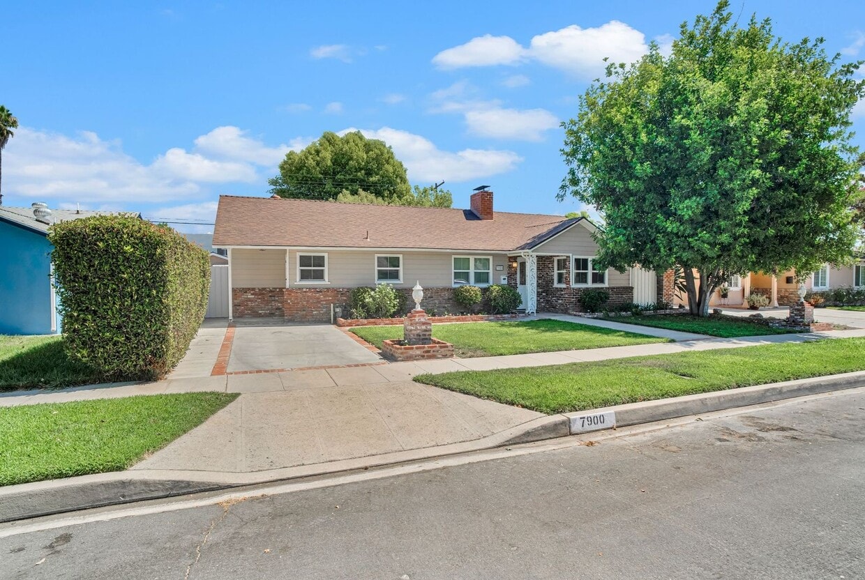 Primary Photo - Stunning Northridge 4+2 Single Family House