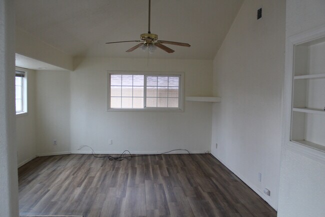 Foto del edificio - 2437 Darrow Ave