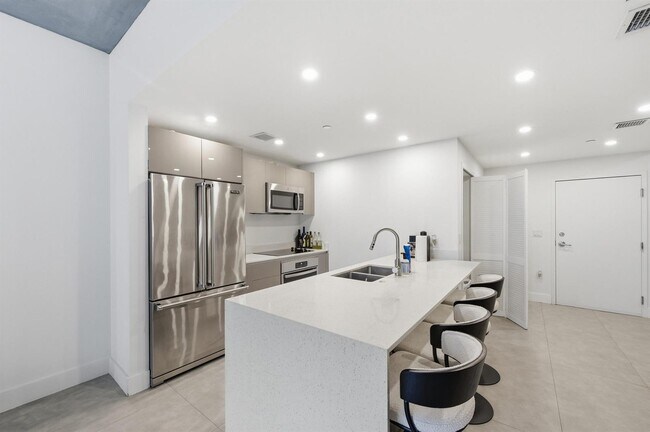 Building Photo - 13800 Highland Dr