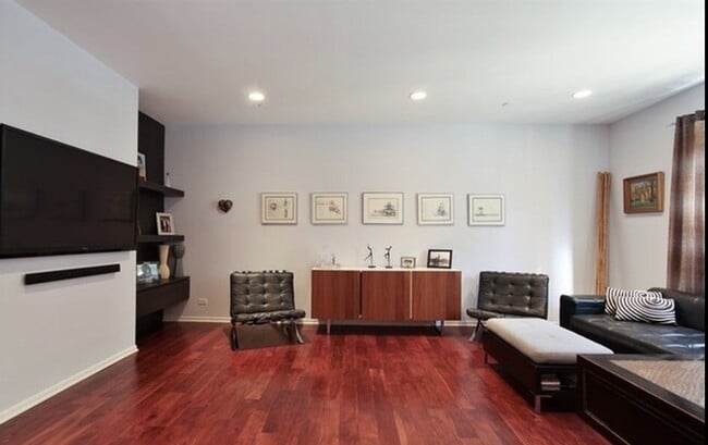 Building Photo - 1738 Tudor Ln