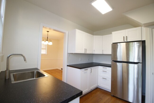 Building Photo - Single in Takoma