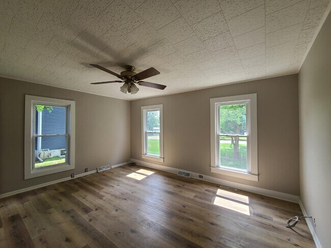 Building Photo - 206 W Sangamon St