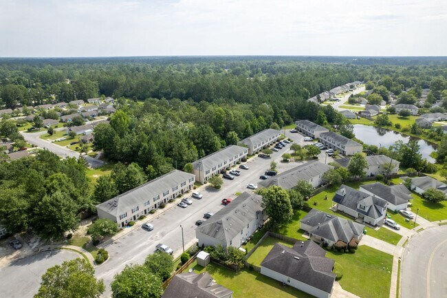 Building Photo - 2 bed/ 2.5 bathroom townhome. New move ins...