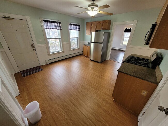 Foto del edificio - $2350 - 3 Bed / 1 Bath Condominium in Manchester's Somerville Neighborhood with 2 Car Off-Street ...