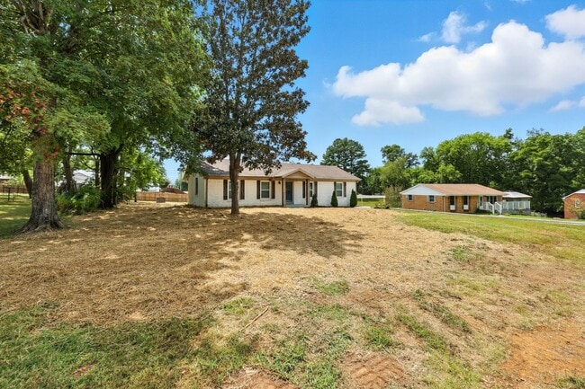Foto del edificio - Spacious 3 bedroom home with finished base...