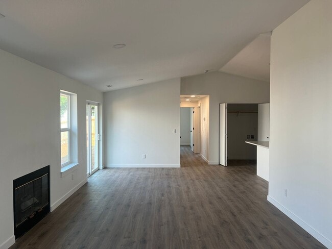 Building Photo - 724 SE 135th Ct