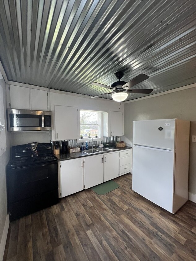 Building Photo - Welcome to your Fully Furnished retreat in Linden, Texas!
