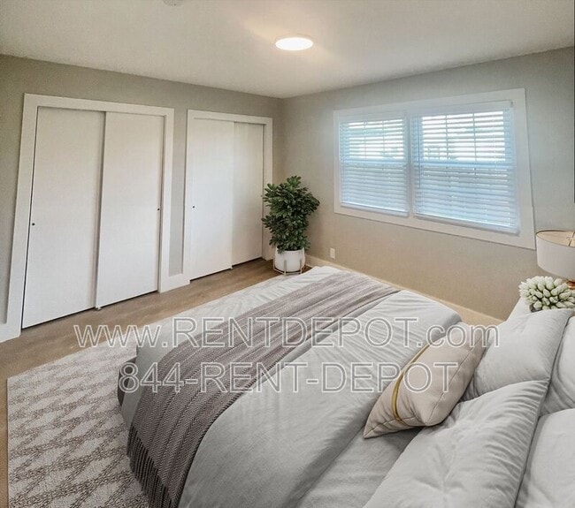 Building Photo - 1330 SE 2nd St