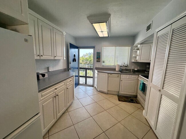 Foto del edificio - 377 Vanderbilt Beach Rd
