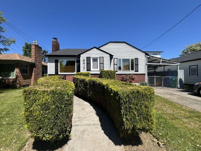 Foto del edificio - Bright and Welcoming Home with Modern Kitchen, Expansive Backyard & Flexible Living Space