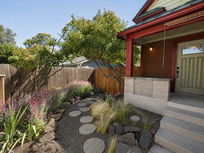 Foto del edificio - Heart of Bend Oasis: 3-Bedroom Home with Live-Edge Accents, New Carpet, and Fenced-In Parking