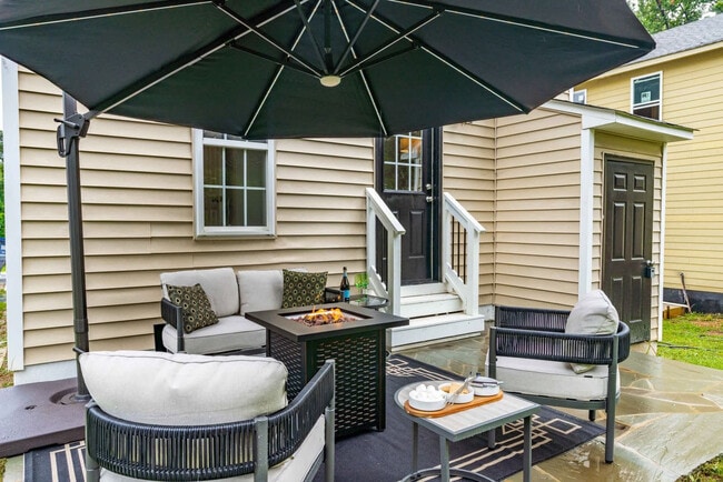 Building Photo - 2400 Hinton St