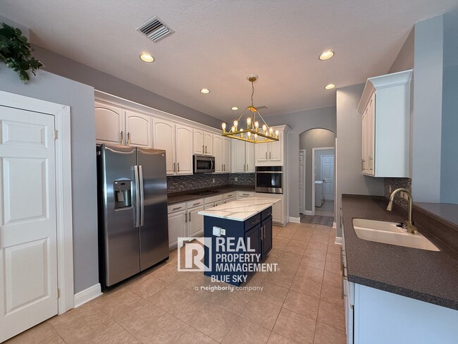Foto del edificio - Executive Home with Custom Finishes in Gat...