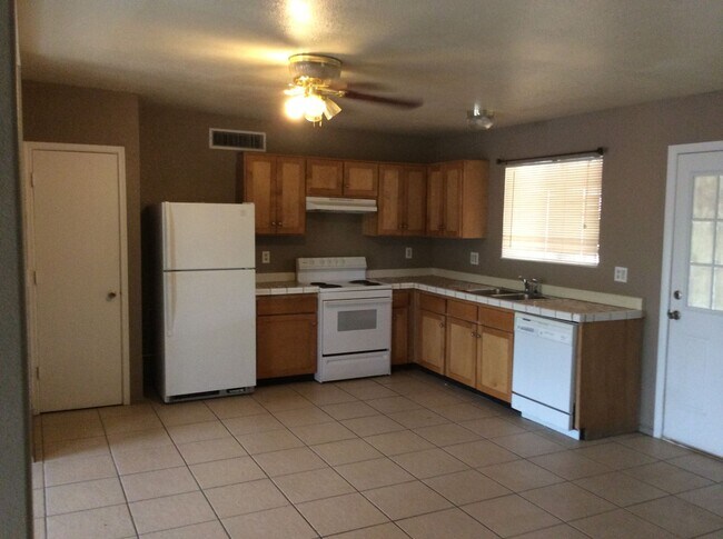 Building Photo - 3 Bedroom/ 2 Bath Home Near Mission & Vale...