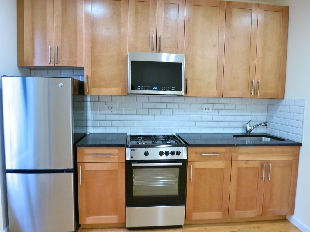 Primary Photo - 539 E 78th St