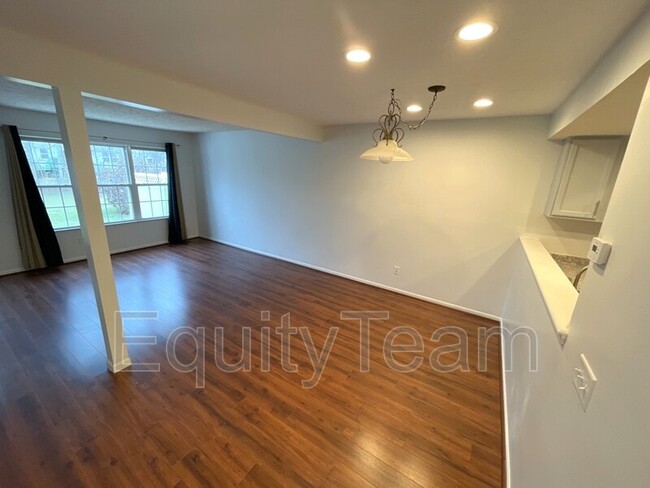Building Photo - 7580 Lake Pointe