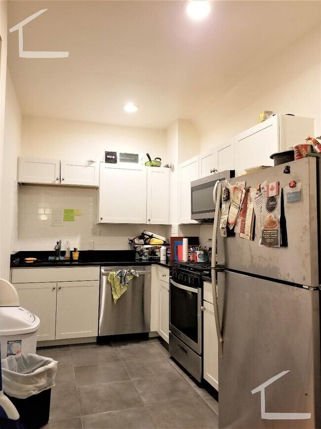 Foto del edificio - Great 4 Bedroom located close to BU Available 09/01/26