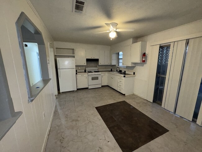 Foto del edificio - 5680 Queen Mary Ln