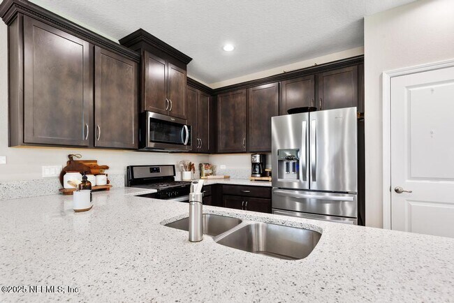 Foto del edificio - 91 Pinebury Ln