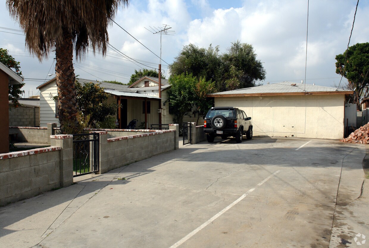 Foto del edificio - 10727-10729 S Grevillea Ave