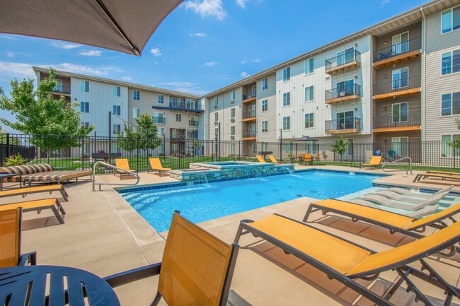 Trails Bend Pool - Trail's Bend Apartments