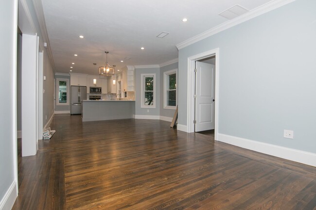 Building Photo - Fully Renovated Unit in Brighton for May 1...