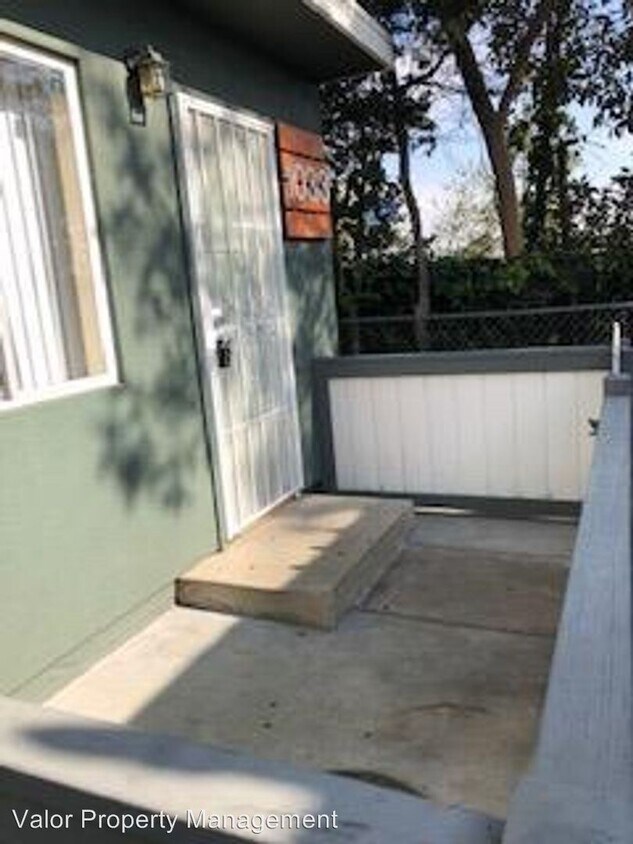 Primary Photo - 1019 E Ave