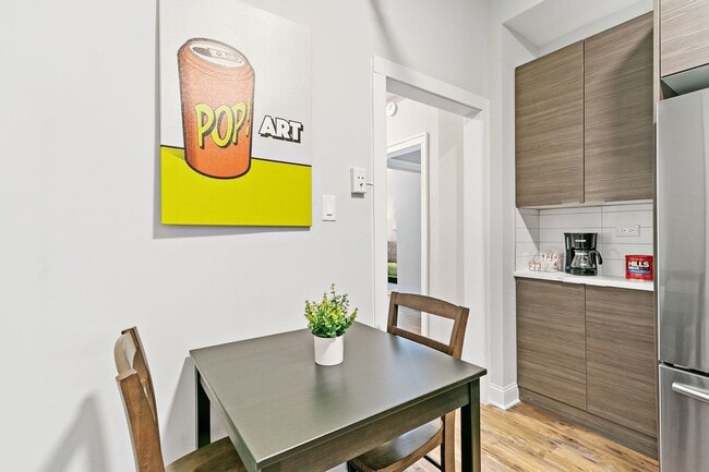 Building Photo - 635 W Roscoe St