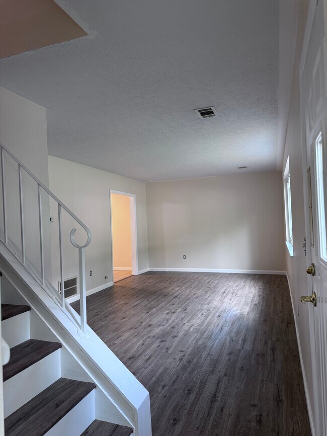 Foto del edificio - 5589 Goldenrod Dr