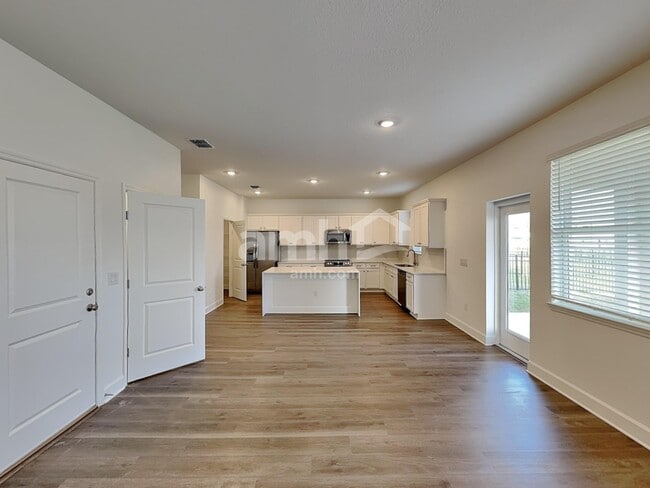 Building Photo - 2908 20th Ave W