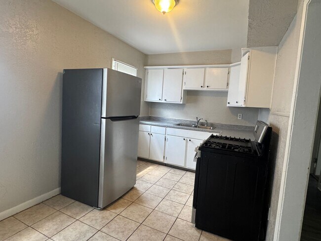 Foto del edificio - 824 NW 34th- AVAILABLE NOW!