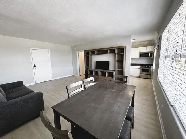 Foto del edificio - Updated 1 Bedroom 1 Bath Condo - Steps fro...