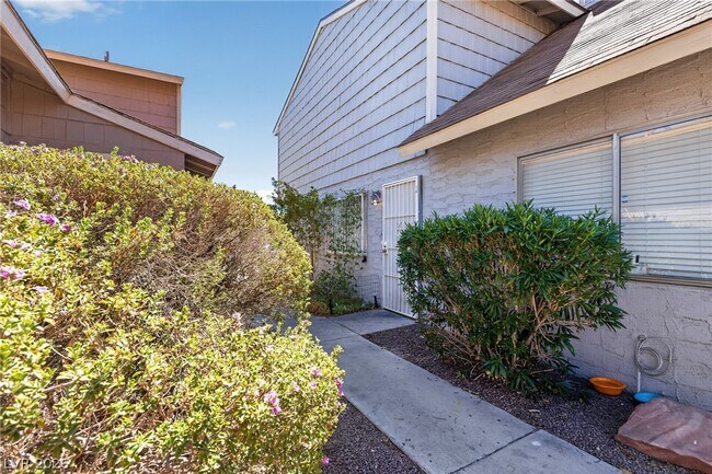 Foto del edificio - 5125 Golden Ln