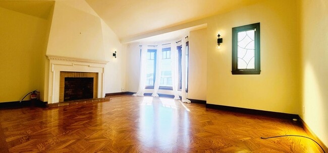 Building Photo - SPACIOUS PARKSIDE SINGLE-FAMILY HOME WITH ENCLOSED PATIO — AVAILABLE NOW!