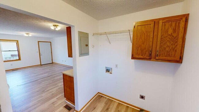Building Photo - 214 Woodsview Dr