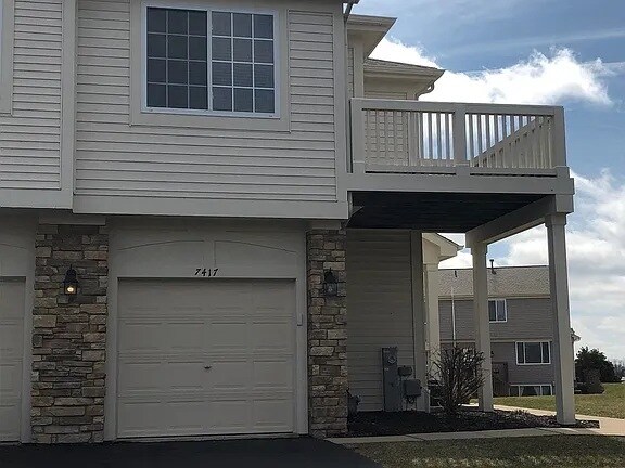 Entrada y fachada del condominio - 7417 Thomas Dr