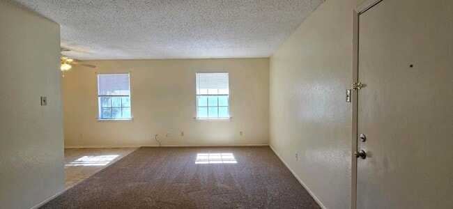 Building Photo - 302 S Green St