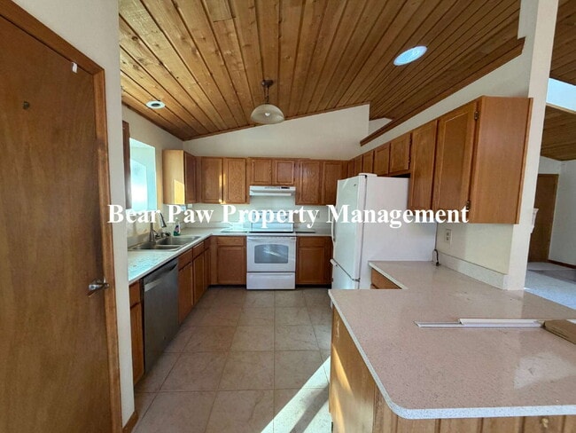 Building Photo - Two bedroom, two bath Bailey Beauty!