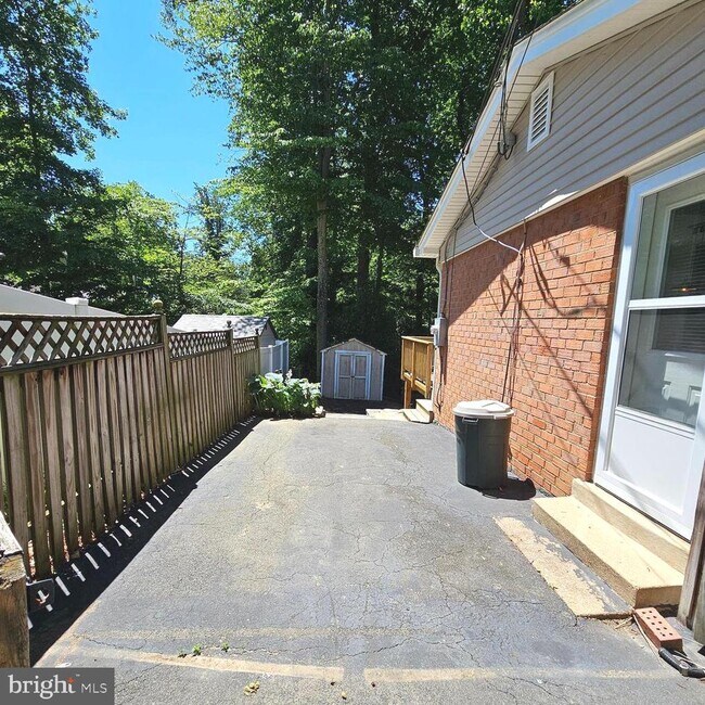 Foto del edificio - 8925 Falling Creek Ct