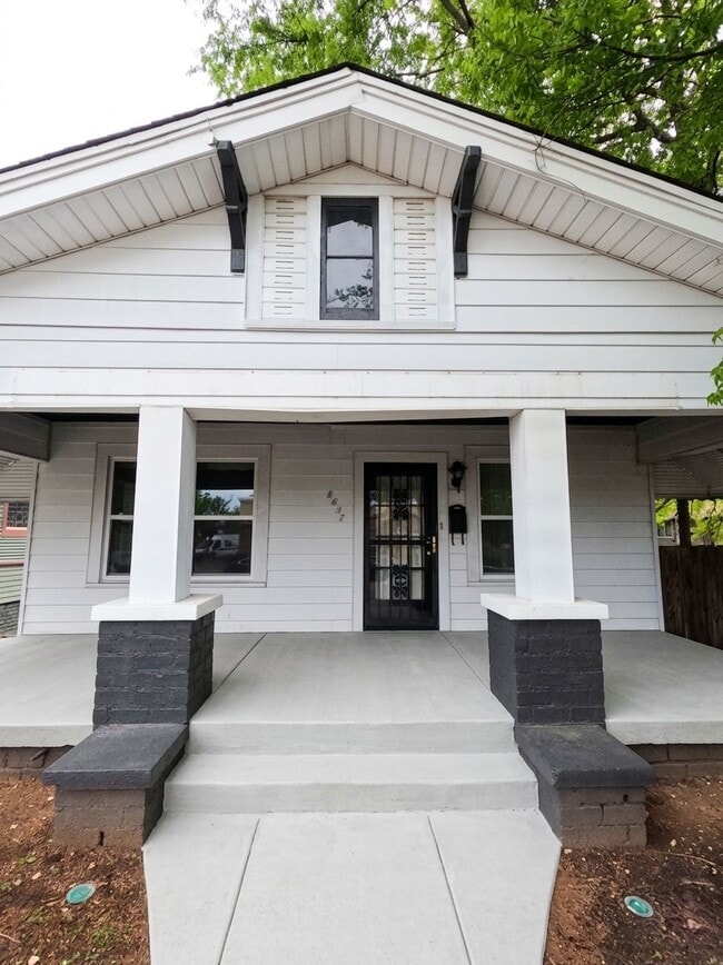 Building Photo - 1637 13th Ave S
