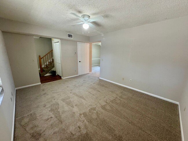 Building Photo - Move in ready condo with community pool!